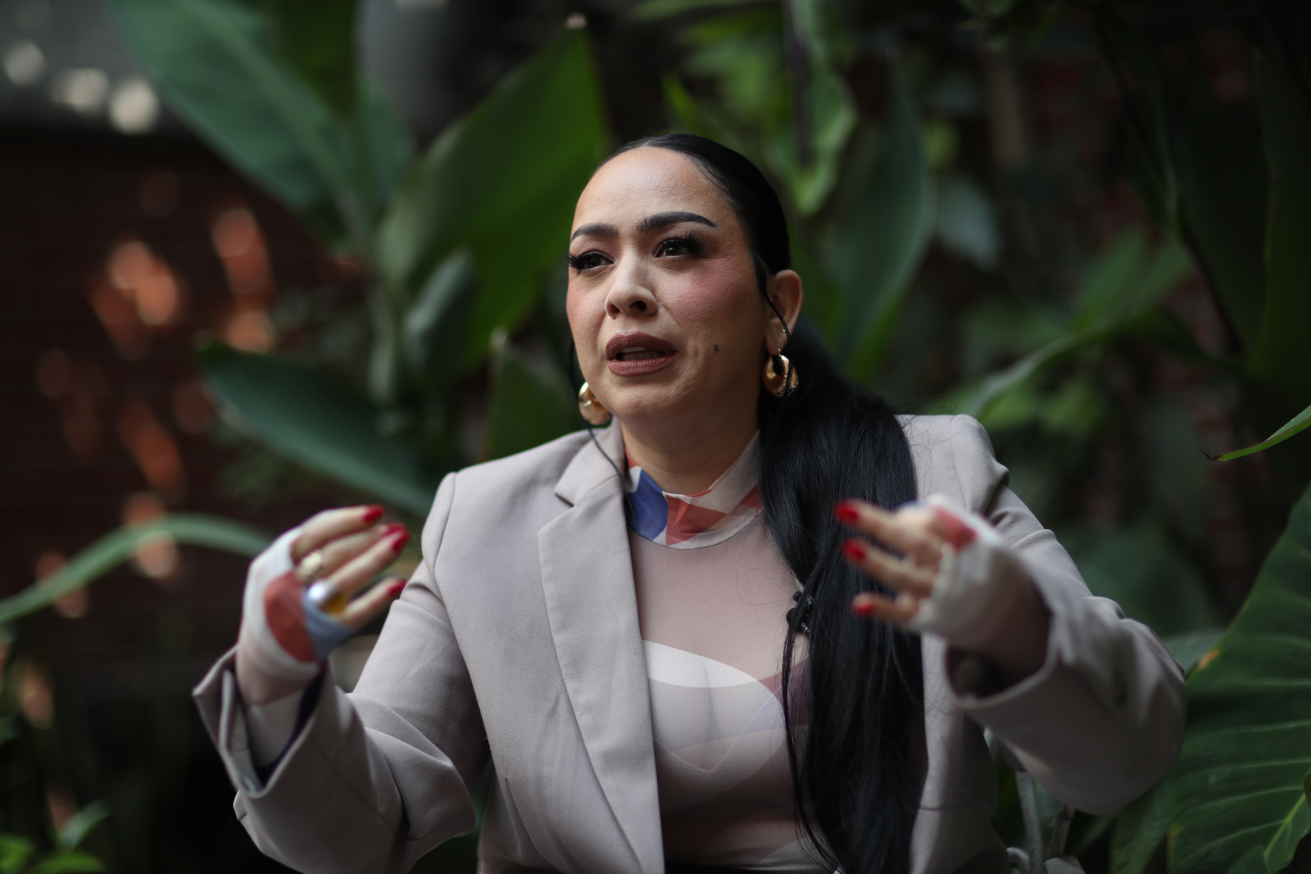MEX7543. CIUDAD DE MÉXICO (MÉXICO), 07/10/2023.- La cantante mexicana Carla Morrison habla durante una entrevista con EFE el 4 de octubre de 2023, en Ciudad de México (México). Carla Morrison se siente de nuevo feliz en México, pues el público ha terminado de entenderla, lo que le hace sentirse valorada y comprendida, en un momento de su carrera donde abunda la tranquilidad, dijo en entrevista con EFE. A través de su último disco, “El Renacimiento”, que presentó en múltiples países del mundo, conectó con personas de múltiples procedencias, para luego regresar a su natal México. EFE/ Sáshenka Gutiérrez