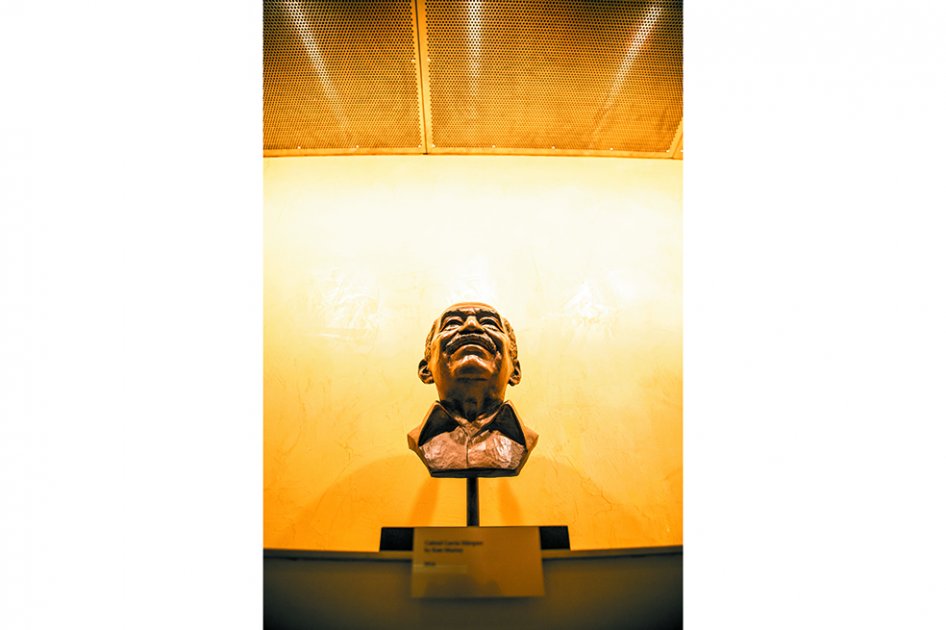El busto del nobel a la entrada del Harry Ramson Center, en Austin, Texas. / Martin do Nascimento