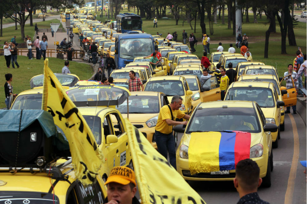 “Drásticas sanciones” a taxistas que protagonicen desmanes y bloqueos en Bogotá