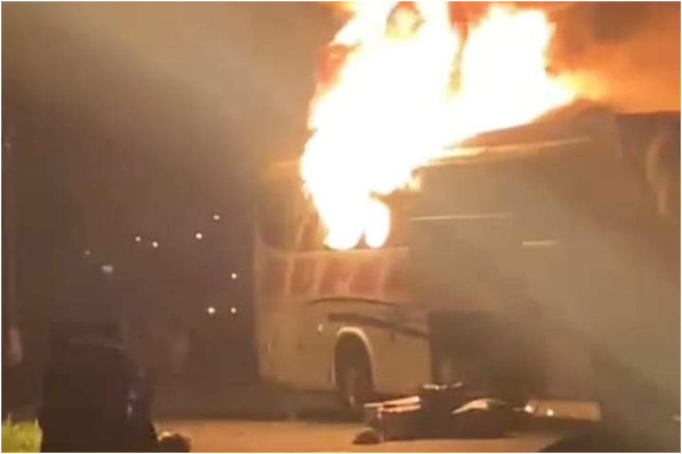 Hombres armados quemaron bus en la vía Pasto-Tumaco