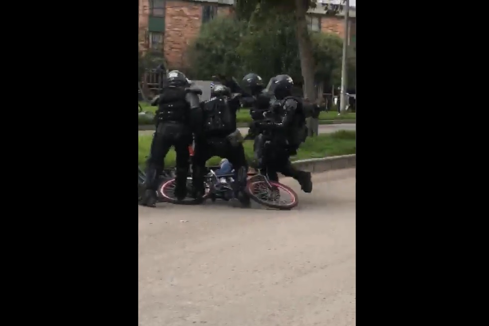 Protestas en Suba Fontanar: agentes del Esmad agredieron a un joven