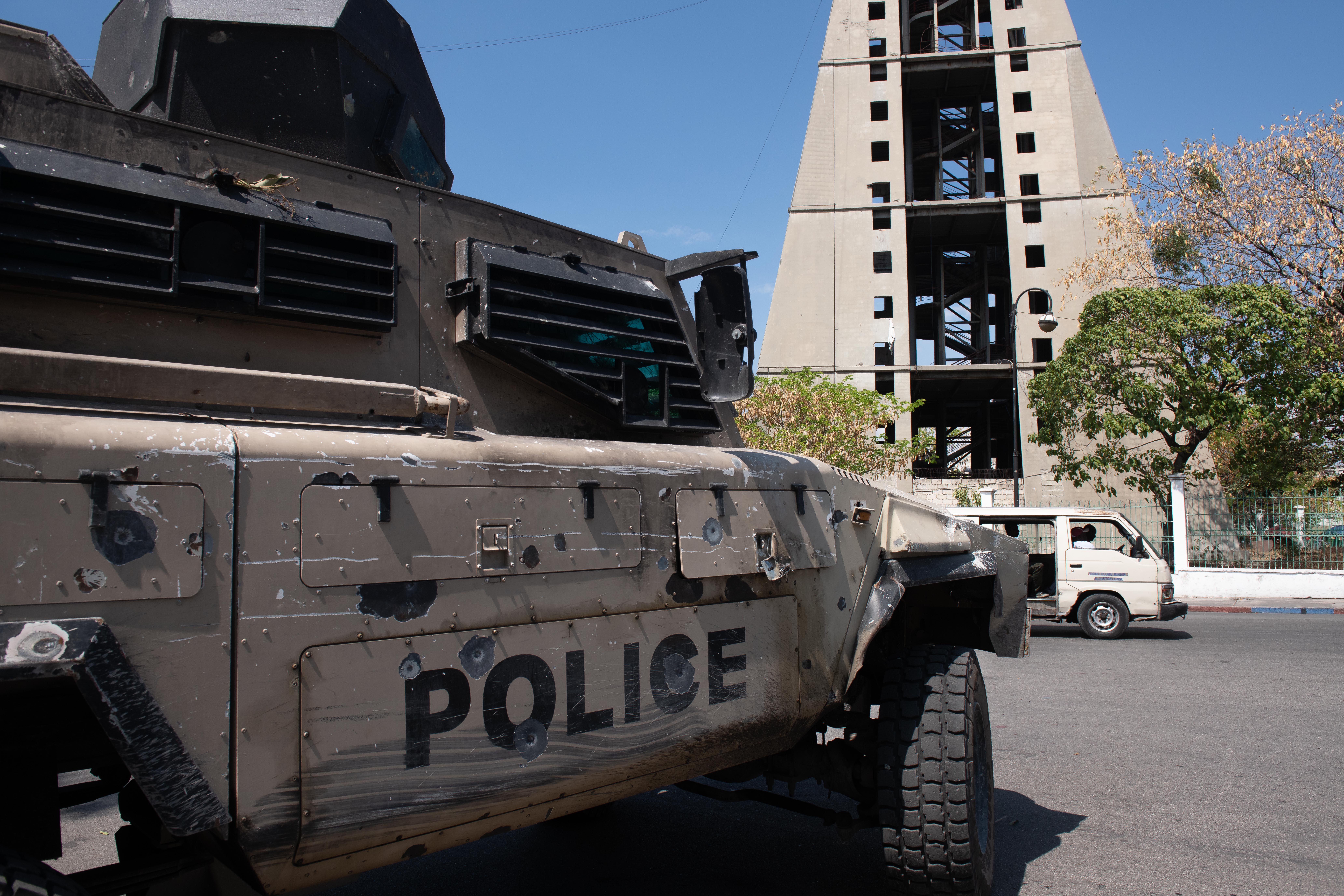 Mientras policía de Haití se retira, pandillas toman control de partes de la capital