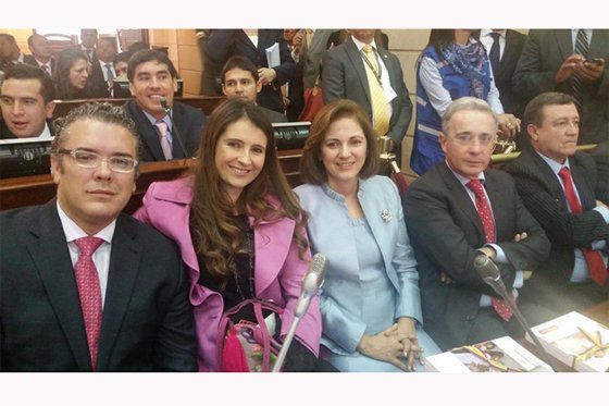 Algunos congresistas del Centro Democrático junto a su máximo líder, el senador y expresidente Álvaro Uribe Vélez.