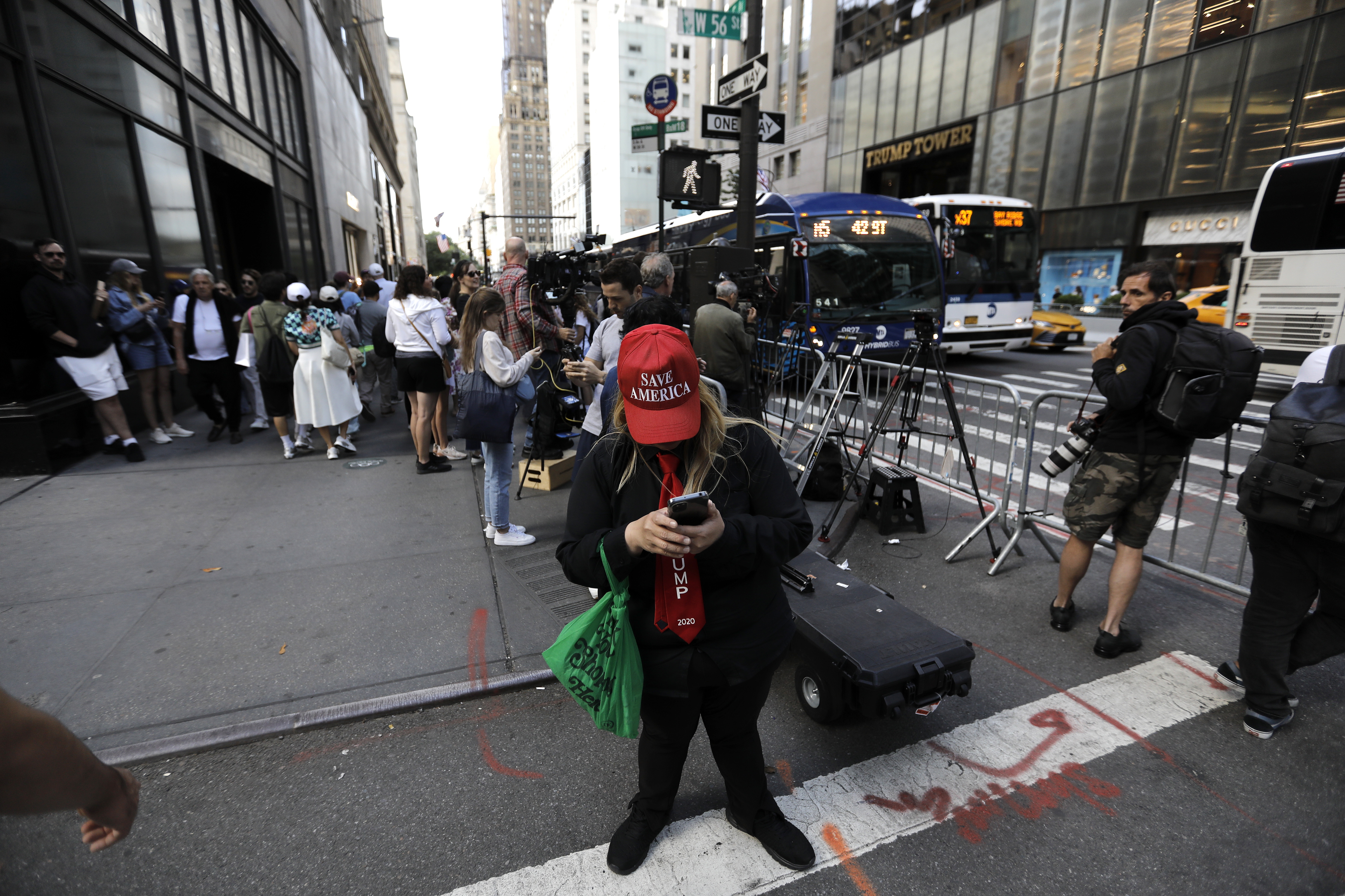 New York (United States), 30/05/2024.- A former US President Donald Trump supporter stands outside of Trump Tower after a jury found Trump guilty on all 34 counts in his criminal trial in New York State Supreme Court in New York, New York, USA, 30 May 2024. Trump was found guilty on all 34 felony counts of falsifying business records related to payments made to adult film star Stormy Daniels during his 2016 presidential campaign. (tormenta, Nueva York) EFE/EPA/PETER FOLEY