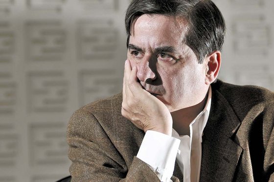 Con el Cristo de espaldas
