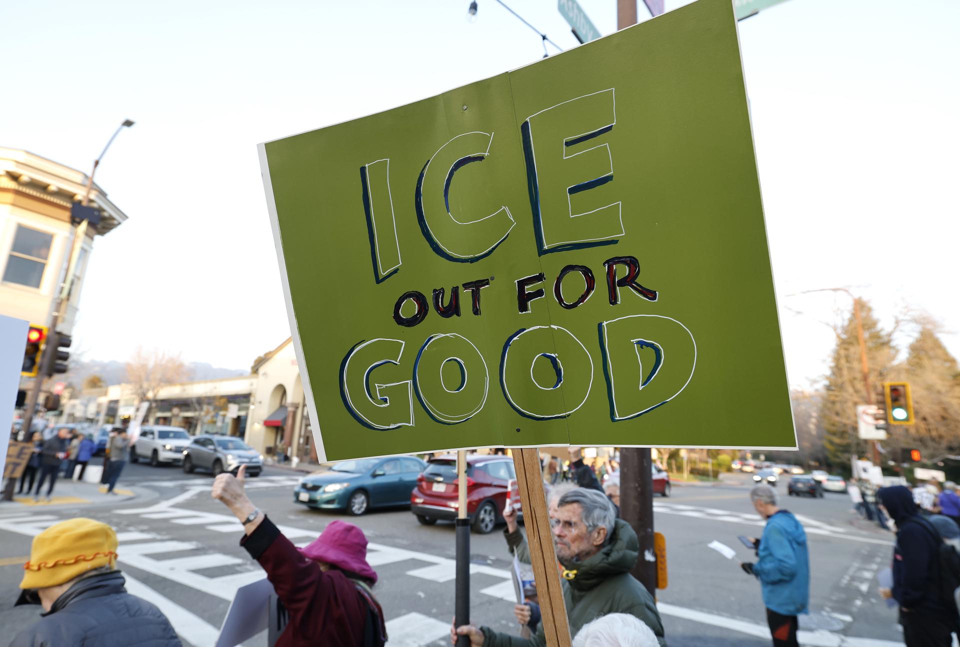 BERKELEY (United States), 24/01/2026.- Protesters rally during an anti‑ICE and “No Kings” demonstration in Berkeley, California, USA, 23 January 2026. The protest was held in solidarity with demonstrations in Minneapolis following a federal immigration operation in which an ICE officer fatally shot US citizen Renee Nicole Good during an enforcement action in South Minneapolis on 7 January 2026. (Protestas) EFE/EPA/JOHN G. MABANGLO
