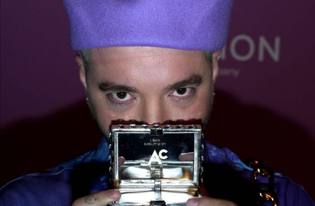 J Balvin recibe mismo premio que Lady Gaga como ícono global de la moda.