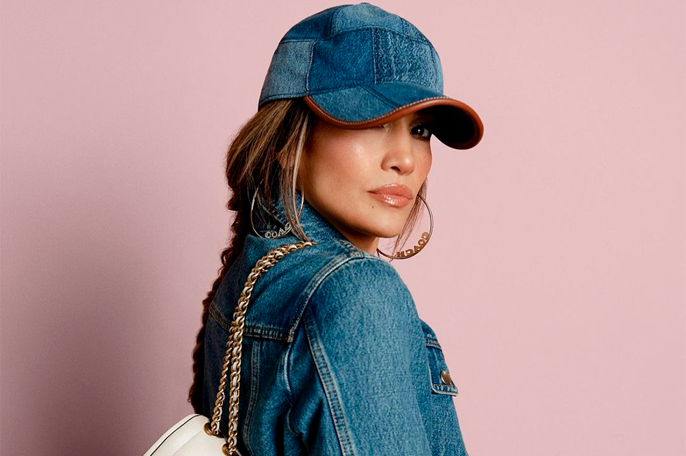 Aprende a combinar los tenis blancos con jeans al estilo de Jennifer López