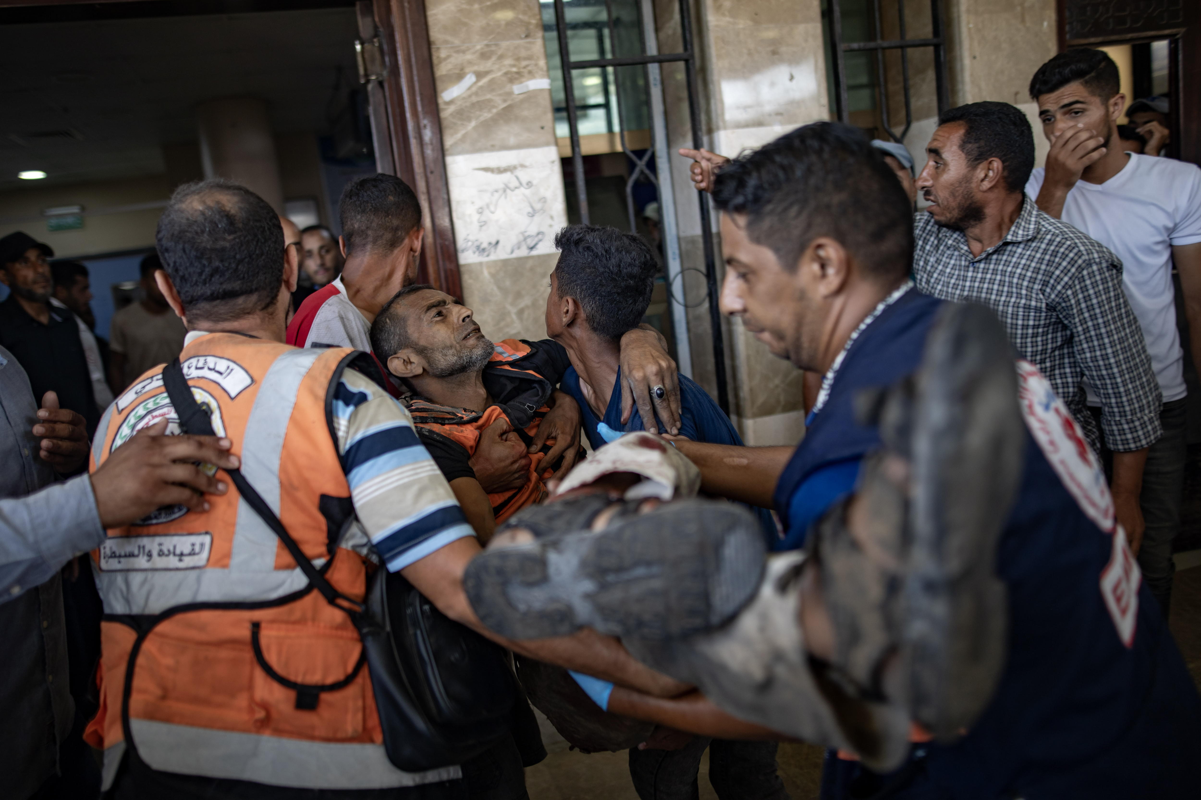 Bombardeo israelí deja al menos 71 muertos en campamento de civiles en el sur de Gaza