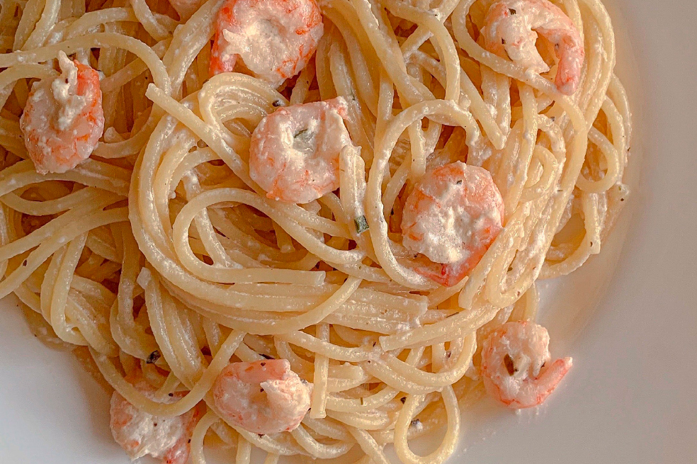 Prepara una deliciosa pasta con camarones en crema de leche