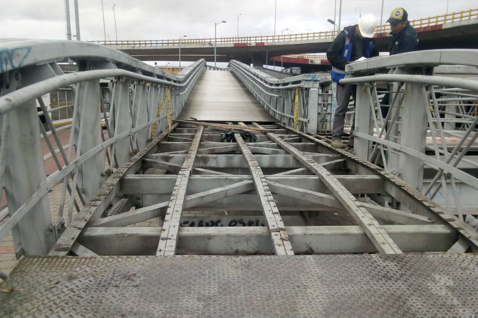 Nuevamente hurtan láminas de puente peatonal de Transmilenio
