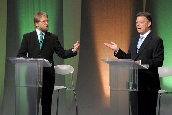 Santos rinde homenaje a Antanas Mockus