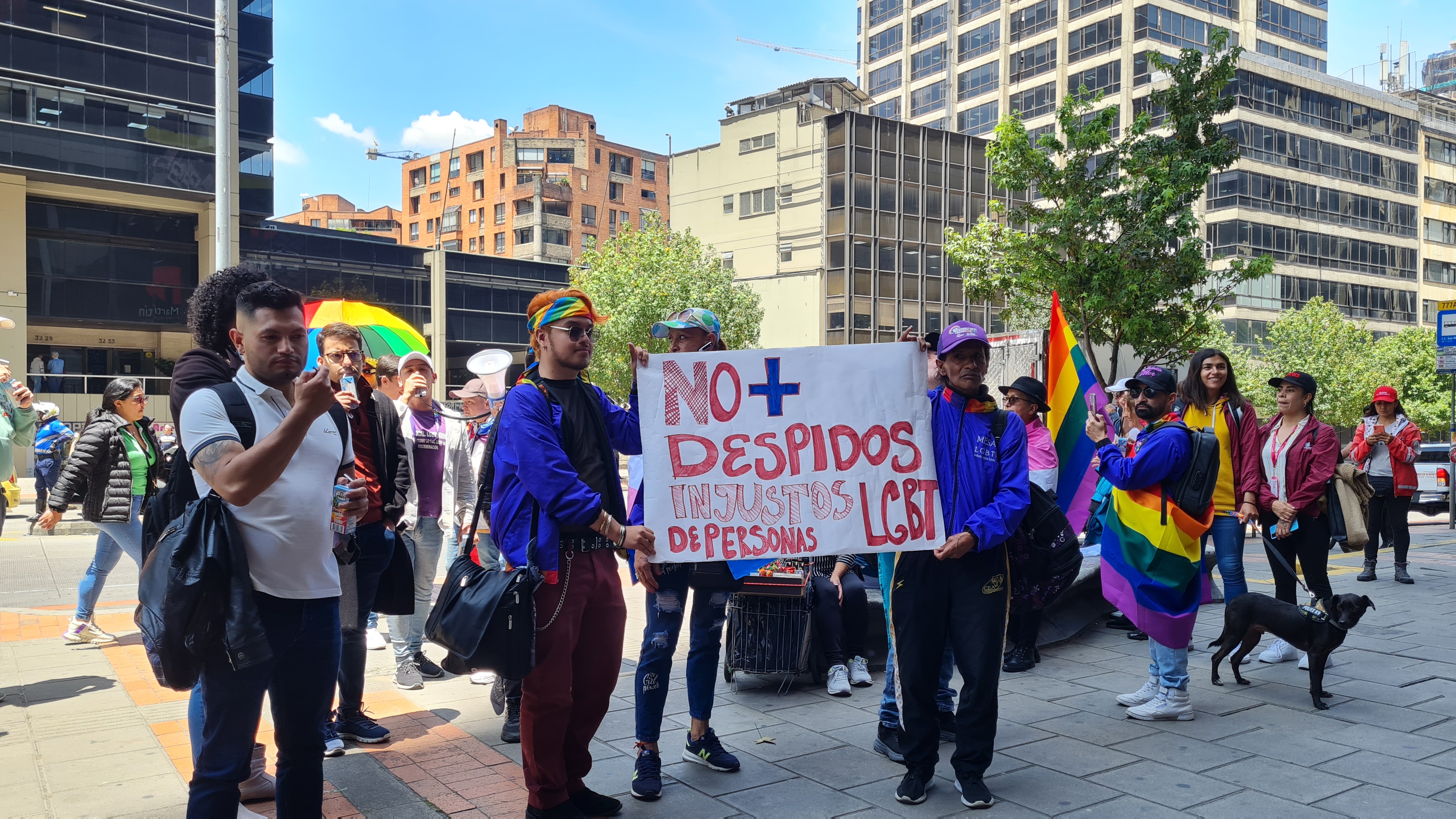 Algunas personas LGBTIQ+ se manifestaron frente la Secretaría Integración Social en Bogotá.