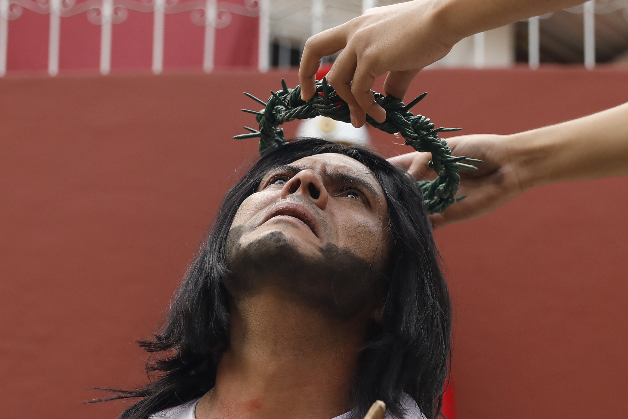 AME3563. MEDELLÍN (COLOMBIA), 29/03/2024.- Un actor participa en una interpretación del Santo Viacrucis que representa la pasión y muerte de Cristo este Viernes Santo, como parte de las celebraciones de la Semana Santa, en el barrio Villa Socorro de Medellín (Colombia). EFE/Luis Eduardo Noriega Arboleda