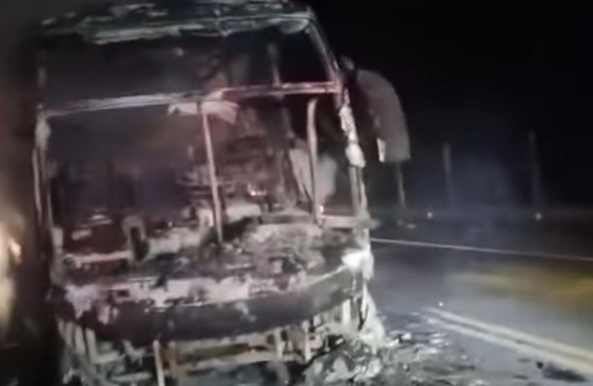 Bus quedó totalmente incinerado en vía de Antioquia en extrañas circunstancias