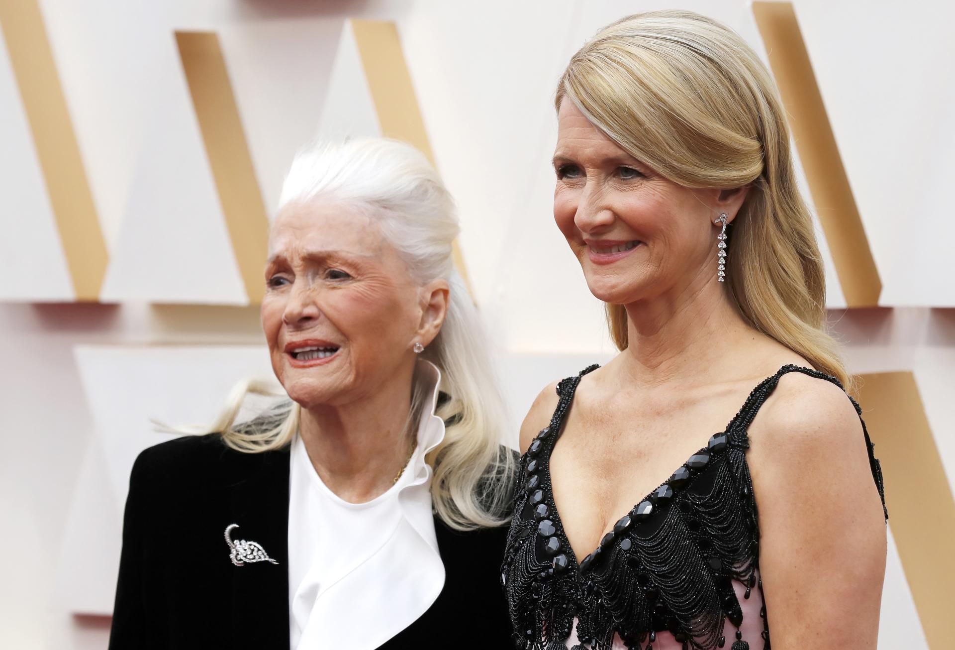 HOLLYWOOD (United States), 03/11/2025.- (FILE) - US actors Diane Ladd (L) and her daugther Laura Dern arrive for the 92nd annual Academy Awards ceremony at the Dolby Theatre in Hollywood, California, USA, 09 February 2020 (reissued 03 November 2025). According to US actor Laura Dern, her mother and Oscar-nominated actor Diane Ladd died at 89 on 03 November 2025. (Cine) EFE/EPA/DAVID SWANSON