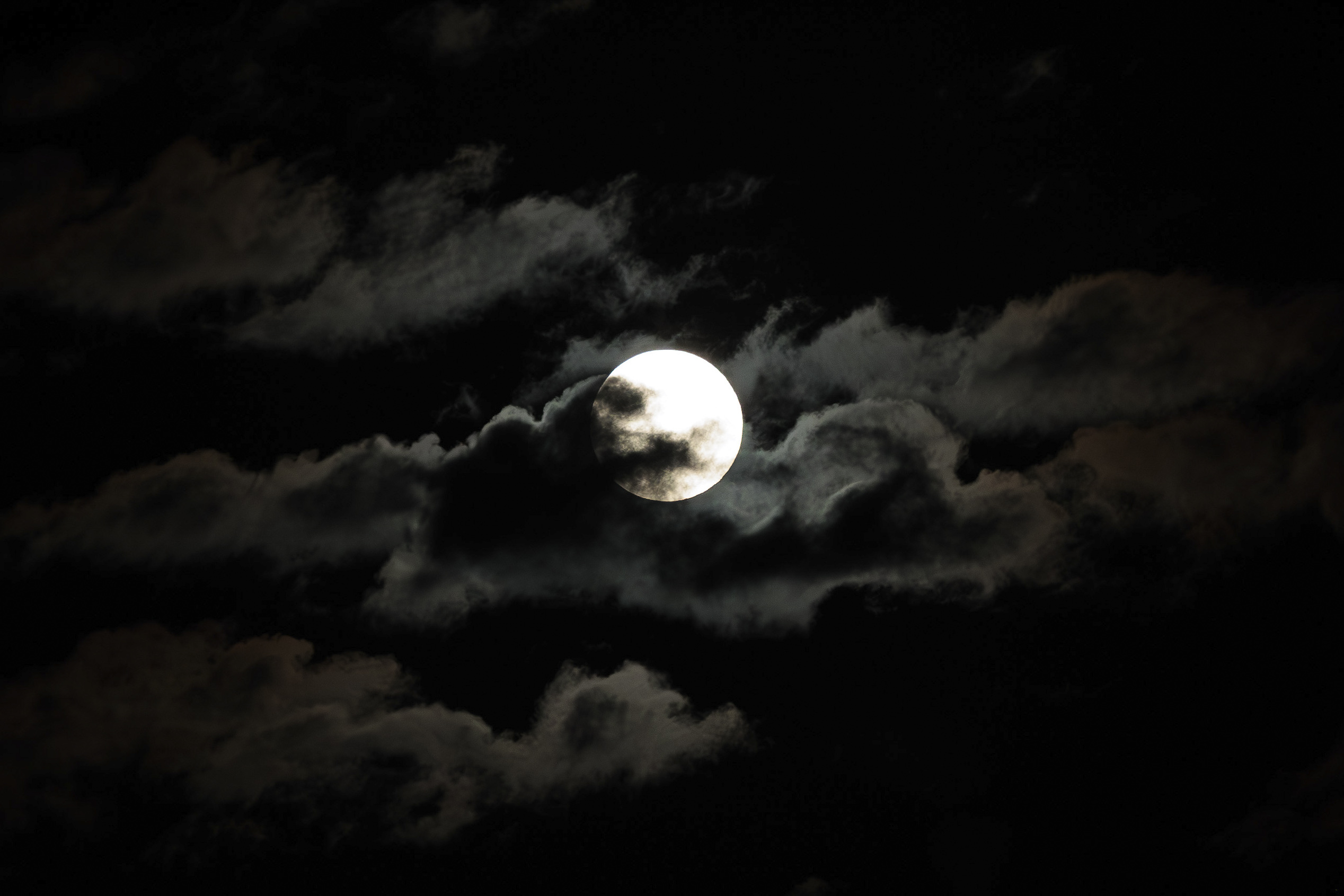 VALENCIA, 17/10/2024.- La luna llena de este mes de octubre, conocida como la superluna del cazador, vista hoy jueves entre nubes desde Valencia. EFE/Biel Aliño