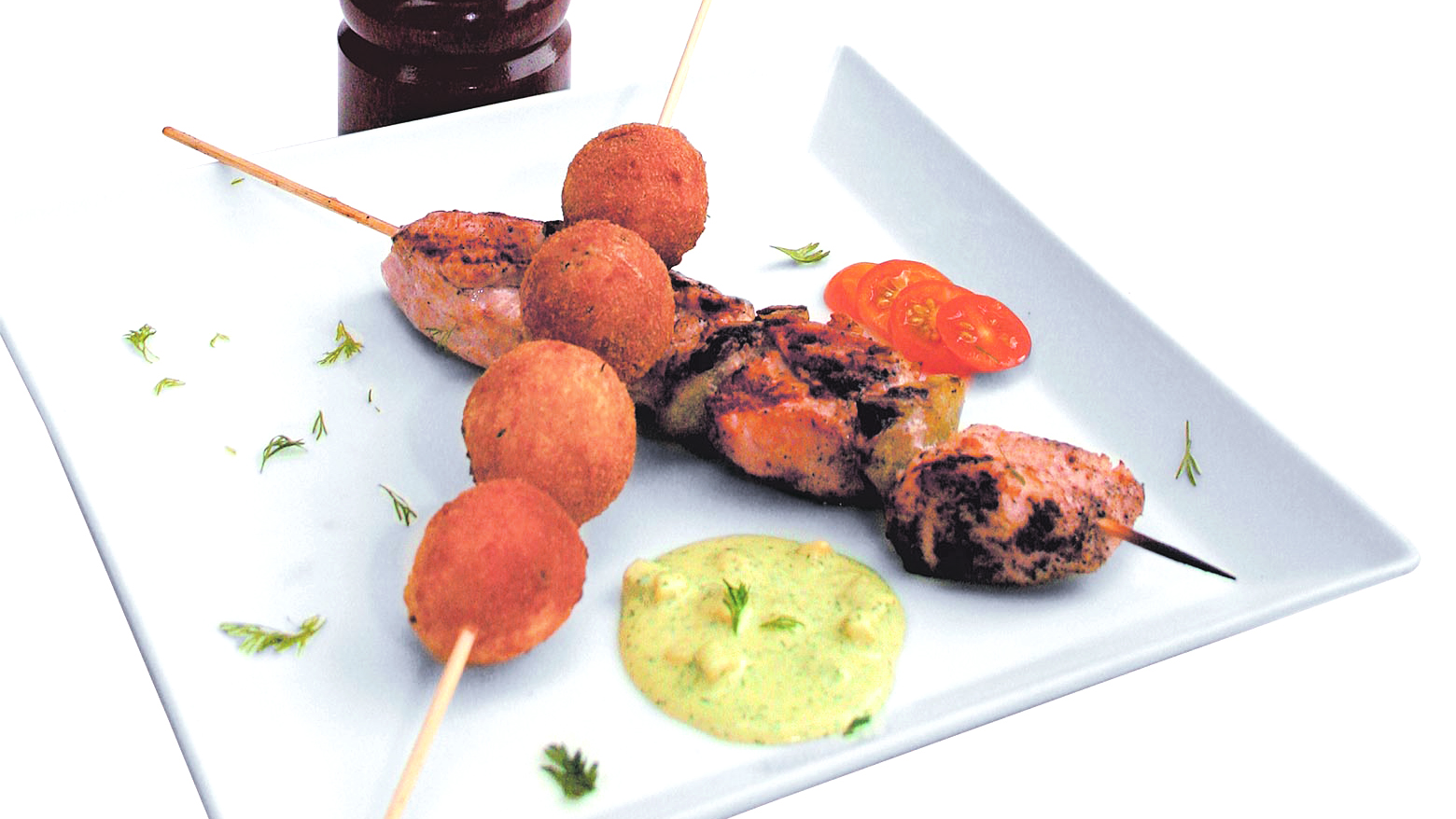 Pincho de pollo con pasteles de arracacha