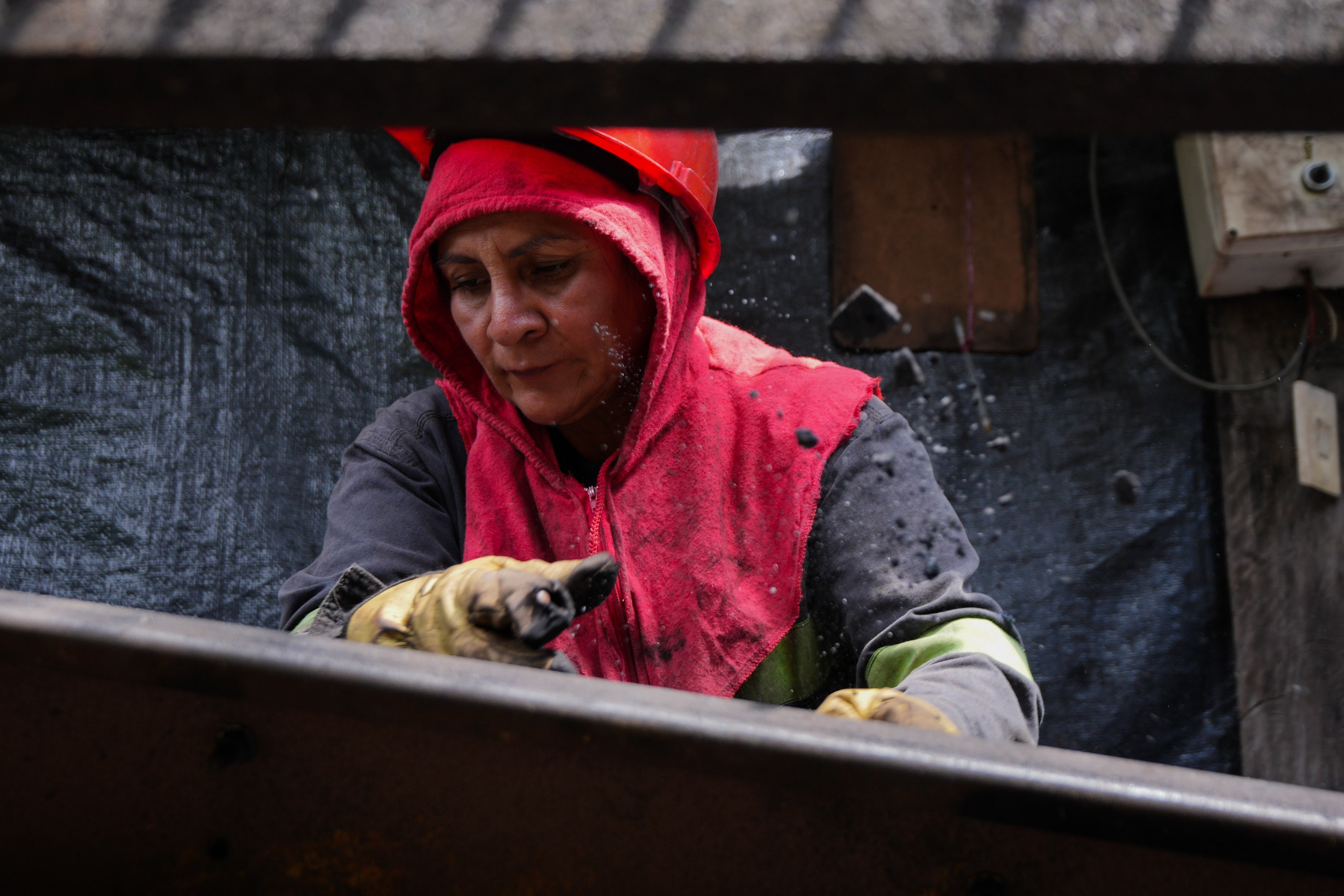 Ayda Nova trabaja como “patiera” en una mina de carbón de la región de Ubaté. Su labor consiste en separar manualmente las rocas del mineral que baja por las bandas transportadoras.