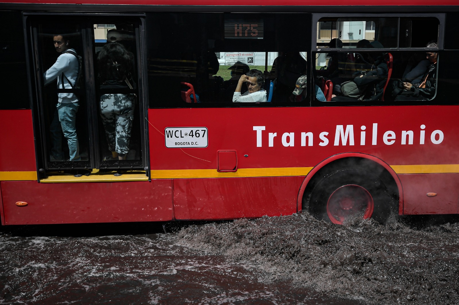 Bogotá y sus dos caras de crisis: inundada y con racionamiento de agua