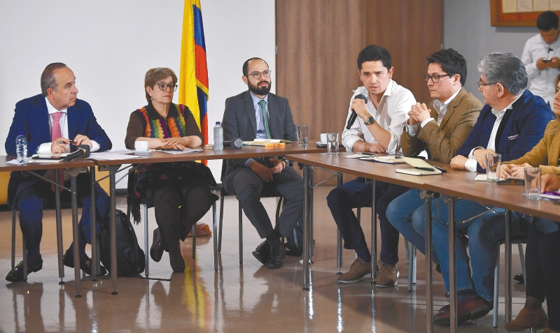 Regular las plataformas de movilidad en Colombia: un camino cuesta arriba