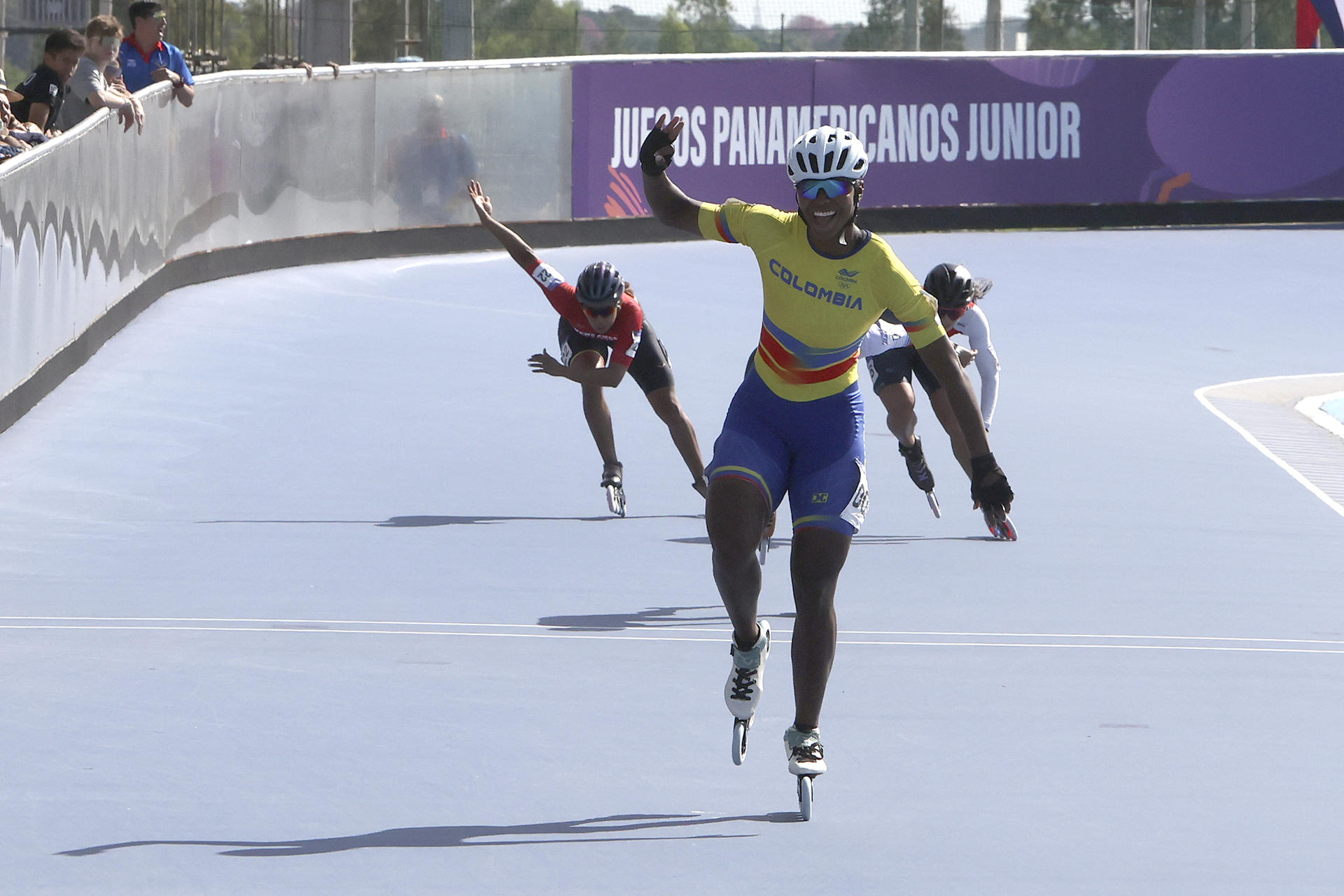 AMDEP1220. LUQUE (PARAGUAY), 20/08/2025.- Kollin Castro de Colombia celebra al ganar medalla de oro en la categoría patinaje velocidad 500 metros distancia individual femenino, en los II Juegos Panamericanos Junior ASU 2025 este miércoles, en Luque (Paraguay). EFE/Rodrigo Sepulveda
