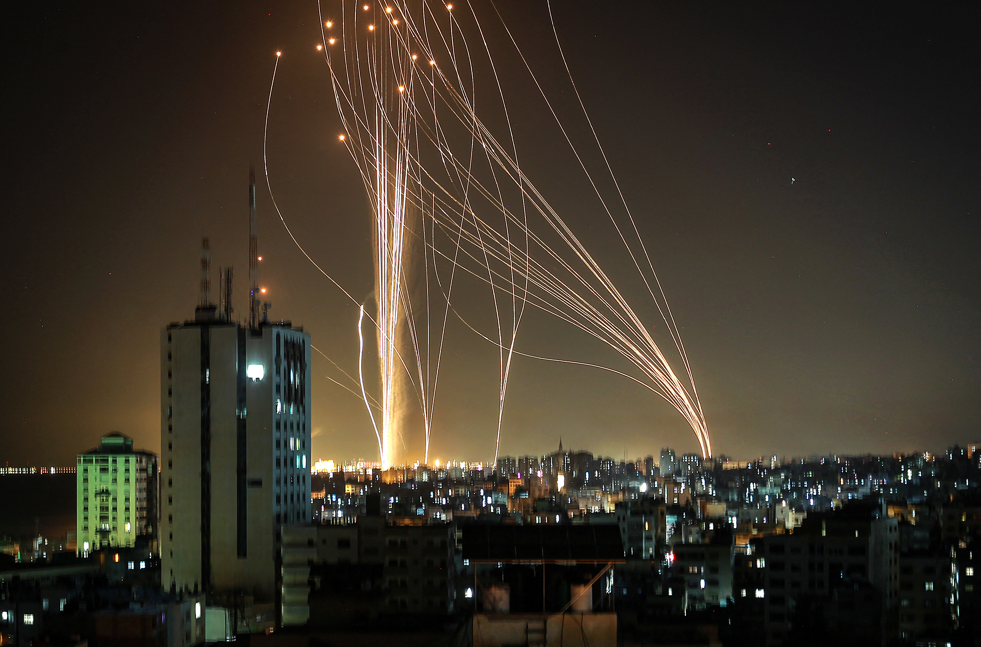 El movimiento islamista Hamás anunció una andanada de 130 cohetes contra el territorio israelí, con lo cual el número de proyectiles lanzados desde el diminuto enclave palestino se elevaría a más de 1.000 desde que el conflicto empezó a degenerar, el pasado lunes. En esta foto: Se lanzan cohetes desde la ciudad de Gaza en respuesta a un ataque aéreo israelí contra un edificio de 12 pisos en la ciudad, hacia la ciudad costera de Tel Aviv, el 11 de mayo.