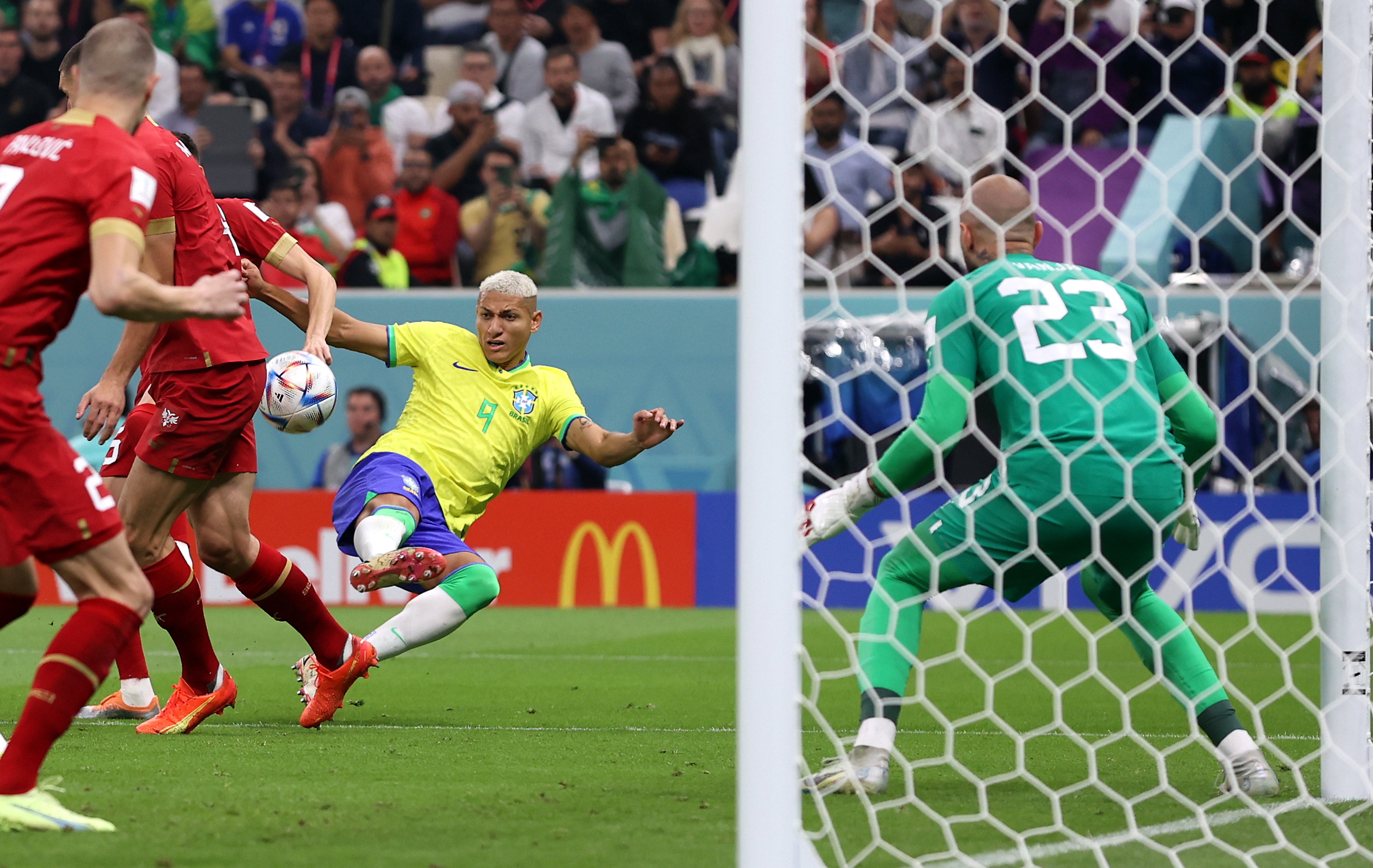 Lusail (Qatar), 24/11/2022.- Richarlison of Brazil (C) tries to score during the FIFA World Cup 2022 group G soccer match between Brazil and Serbia at Lusail Stadium in Lusail, Qatar, 24 November 2022. (Mundial de Fútbol, Brasil, Estados Unidos, Catar) EFE/EPA/Tolga Bozoglu