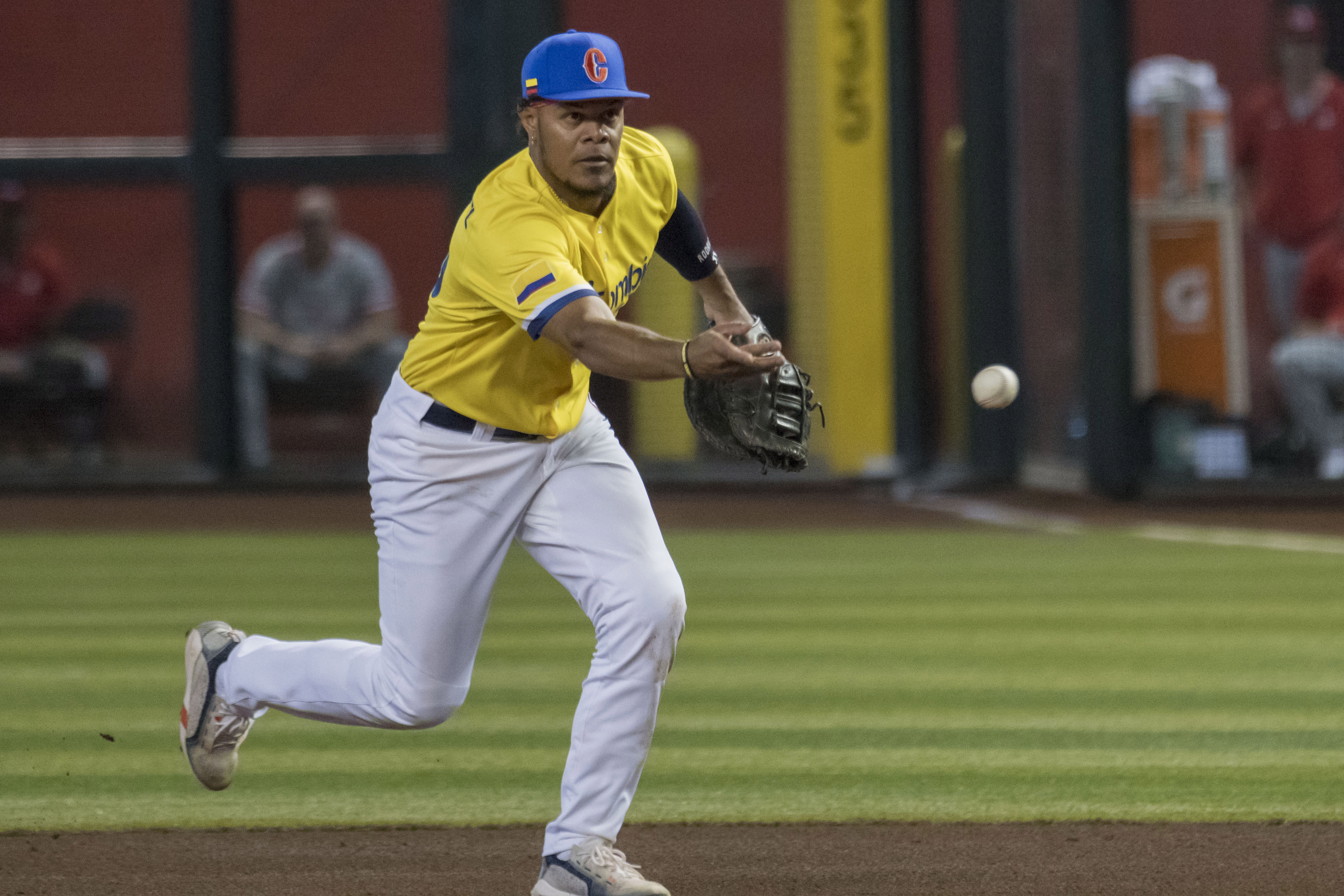Phoenix (United States), 14/03/2023.- Reynaldo Rodriguez of Colombia fields the ball to first base against Canada during the World Basball Classic, Group C Tournament at Chase Field in Phoenix, Arizona, USA, 14, March 2023. (Estados Unidos, Fénix) EFE/EPA/Rick D'Elia