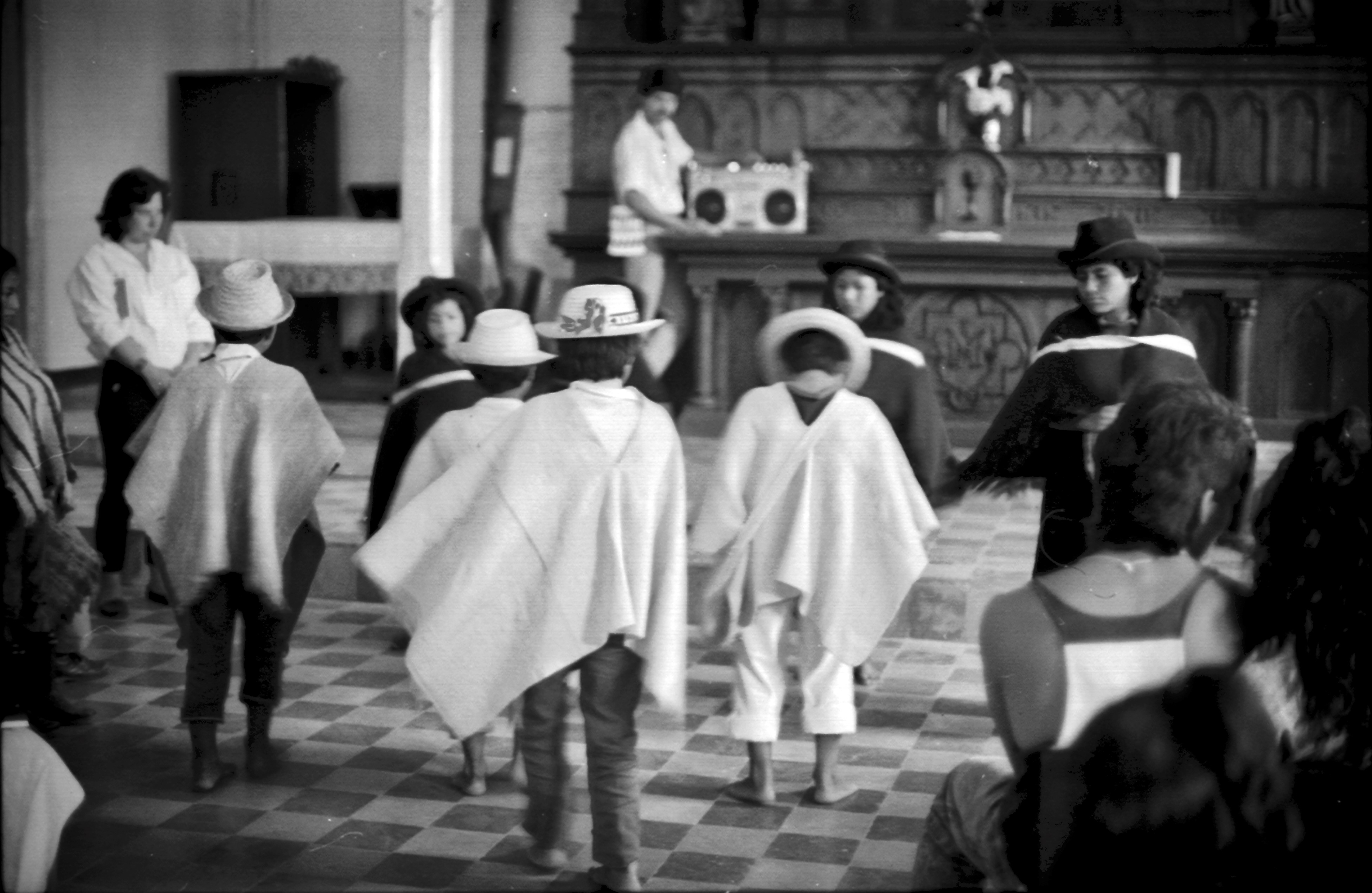 Niños nasa abren el taller sobre resolución pacífica del conflicto, Tacueyó, Cauca, junio 17 de 1989.Jaime ArochaDe las notas que tomábamos iban saliendo las ideas que, con el arqueólogo Gerardo Ardila, el politólogo Hernando Valencia Villa y Pilar, llevábamos a las Mesas de Concertación y Análisis. Las contemplaba ese proceso de paz como medio participativo de reformar la Constitución hacia esa ciudadanía aún por materializarse que de verdad acepte la pluralidad cultural de la nación.