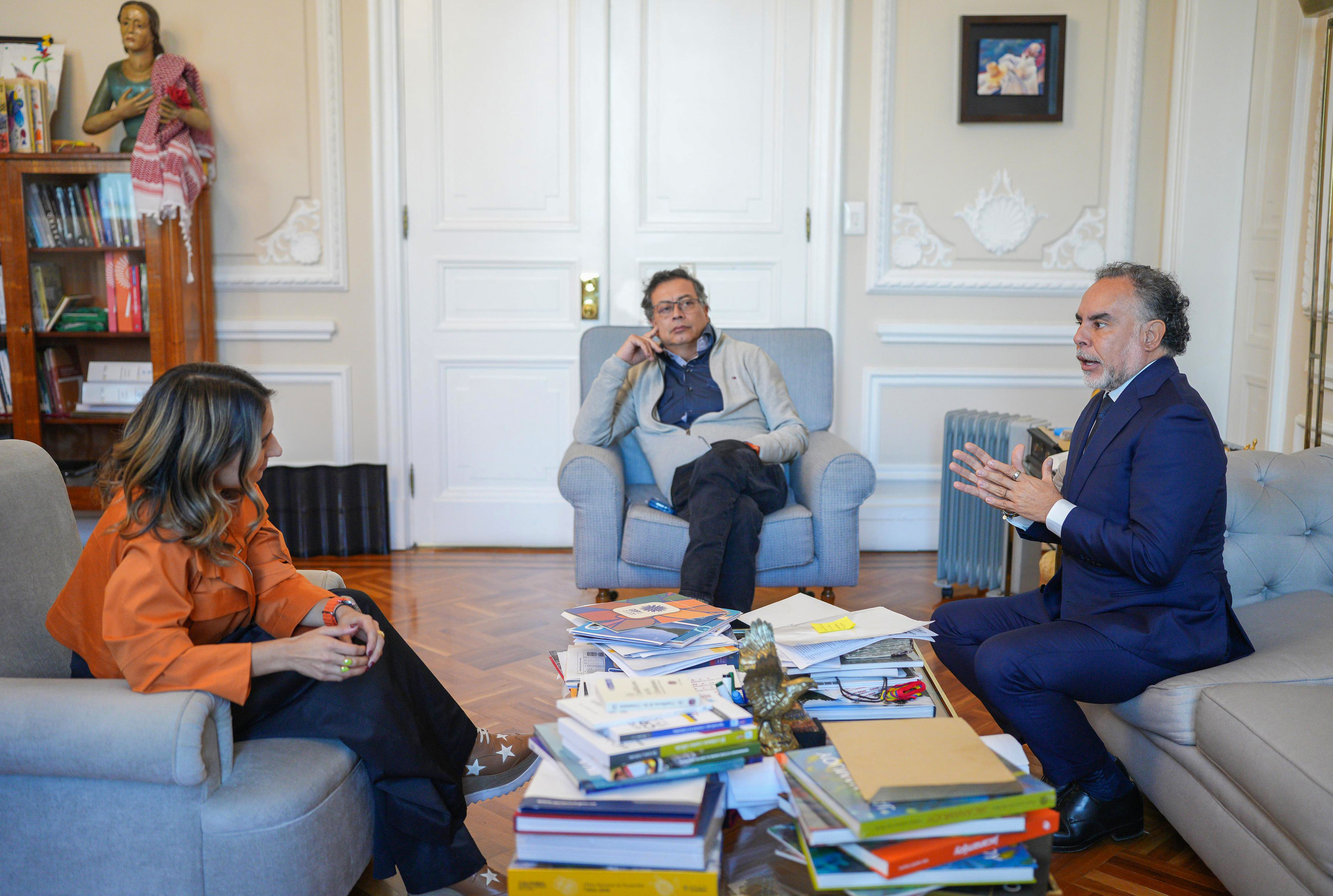 AME993. BOGOTÁ (COLOMBIA), 25/11/2024.- Fotografía cedida por la Presidencia de Colombia del mandatario colombiano, Gustavo Petro (c), la directora del Departamento Administrativo de la Presidencia de la República de Colombia (DAPRE), Laura Sarabia (i) y el exembajador ante la FAO, Armando Benedetti (d) durante una reunión este lunes en Bogotá (Colombia). Armando Bendetti, protagonista de varios escándalos políticos, confirmó este lunes que deja la embajada de Colombia ante la FAO en Roma, y regresa al Gobierno para ocupar un cargo como asesor político del presidente colombiano, Gustavo Petro. EFE/ Presidencia de Colombia /SOLO USO EDITORIAL/SOLO DISPONIBLE PARA ILUSTRAR LA NOTICIA QUE ACOMPAÑA (CRÉDITO OBLIGATORIO)