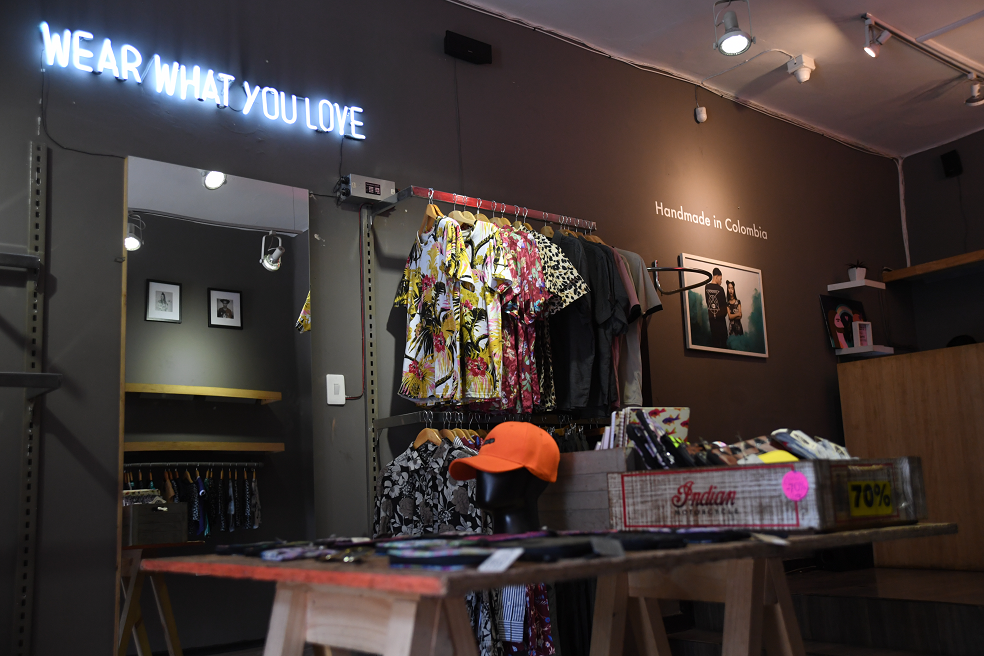 Para 2018 había 13.291 empresas de moda registradas en el RUES.Gustavo TorrijosAl igual que ellos, otras marcas independientes, como Cubo, Dr. Martens, Rock’N Rola, Hippo y La Panadería Rusa, tomaron fuerza en el sector y contribuyeron a que se convirtiera en una reconocida zona de moda. “Antes no había tiendas que tuvieran conceptos tan fuertes, sino que simplemente vendían cosas. Ahora sí hay locales con los que me siento identificada, que cuidan los detalles, y tienen conceptos bonitos. Hoy hay mucho más talento, eso me gusta”, afirma la emprendedora.