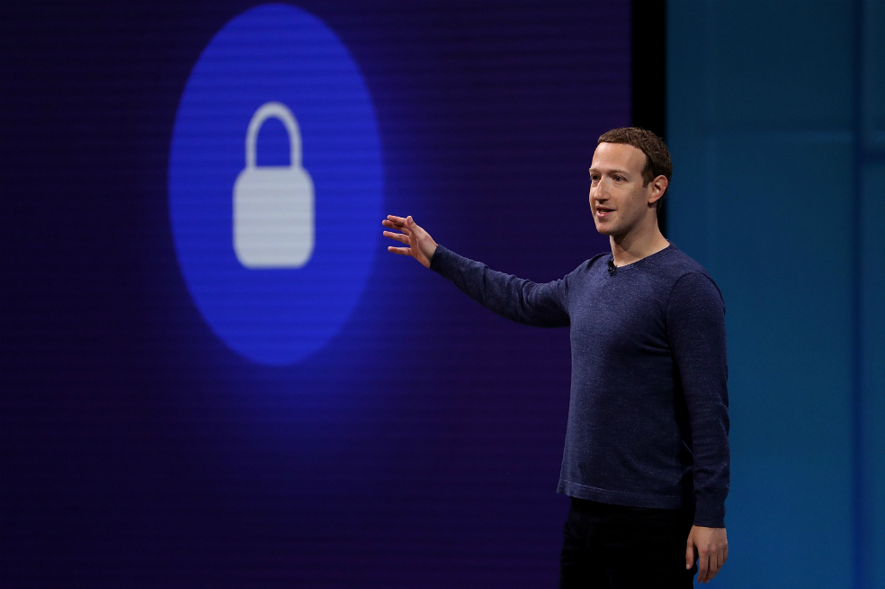 Mark Zuckerberg, CEO y fundador de Facebook, durante la conferencia de apertura del F8, el evento anual más grande de la compañía. / AFP