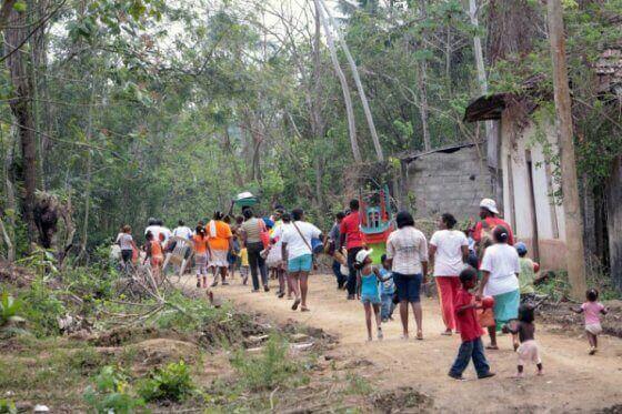 El 12 de junio, hombres armados amenazaron a 10 familias que habían llegado hacía cinco días desplazadas de El Tambo (Cauca). Les mostraron fotos con sus nombres y rostros. Todos hacían parte del Consejo Comunitario Afro Renacer del Micay, quienes han denunciado persecución por oponerse a una represa energética en su territorio colectivo.
