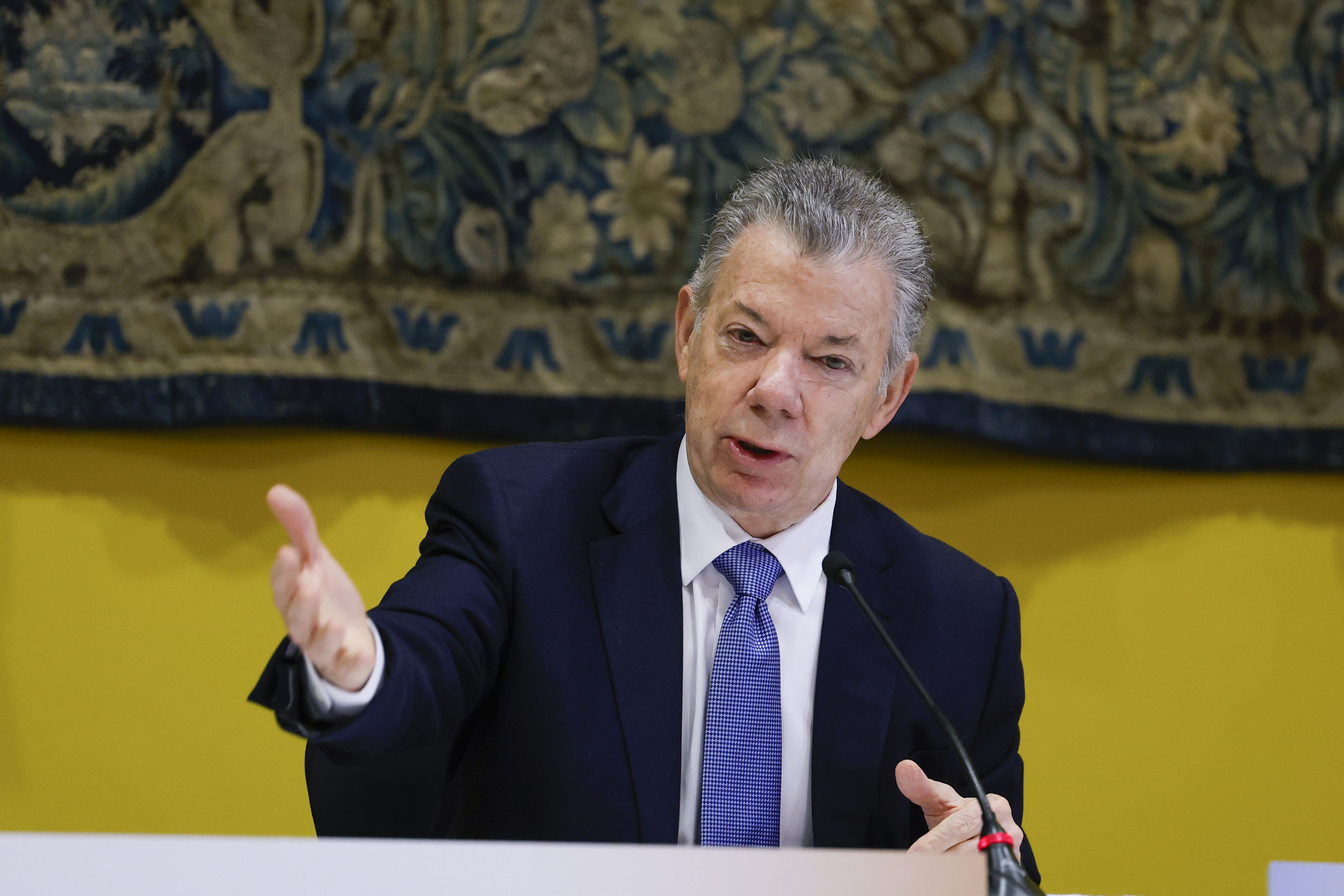 ZARAGOZA, 17/02/2025.- El expresidente de Colombia y Premio Nobel de la Paz, Juan Manuel Santos, visita la Universidad de Zaragoza dos días antes de ser investido doctor 'honoris causa' por el Campus Iberus del que forma parte la institución aragonesa. EFE/ Javier Cebollada