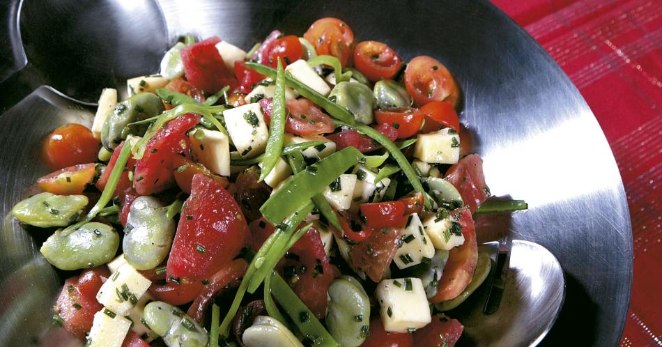 Ensalada de tomate y habas con queso fresco