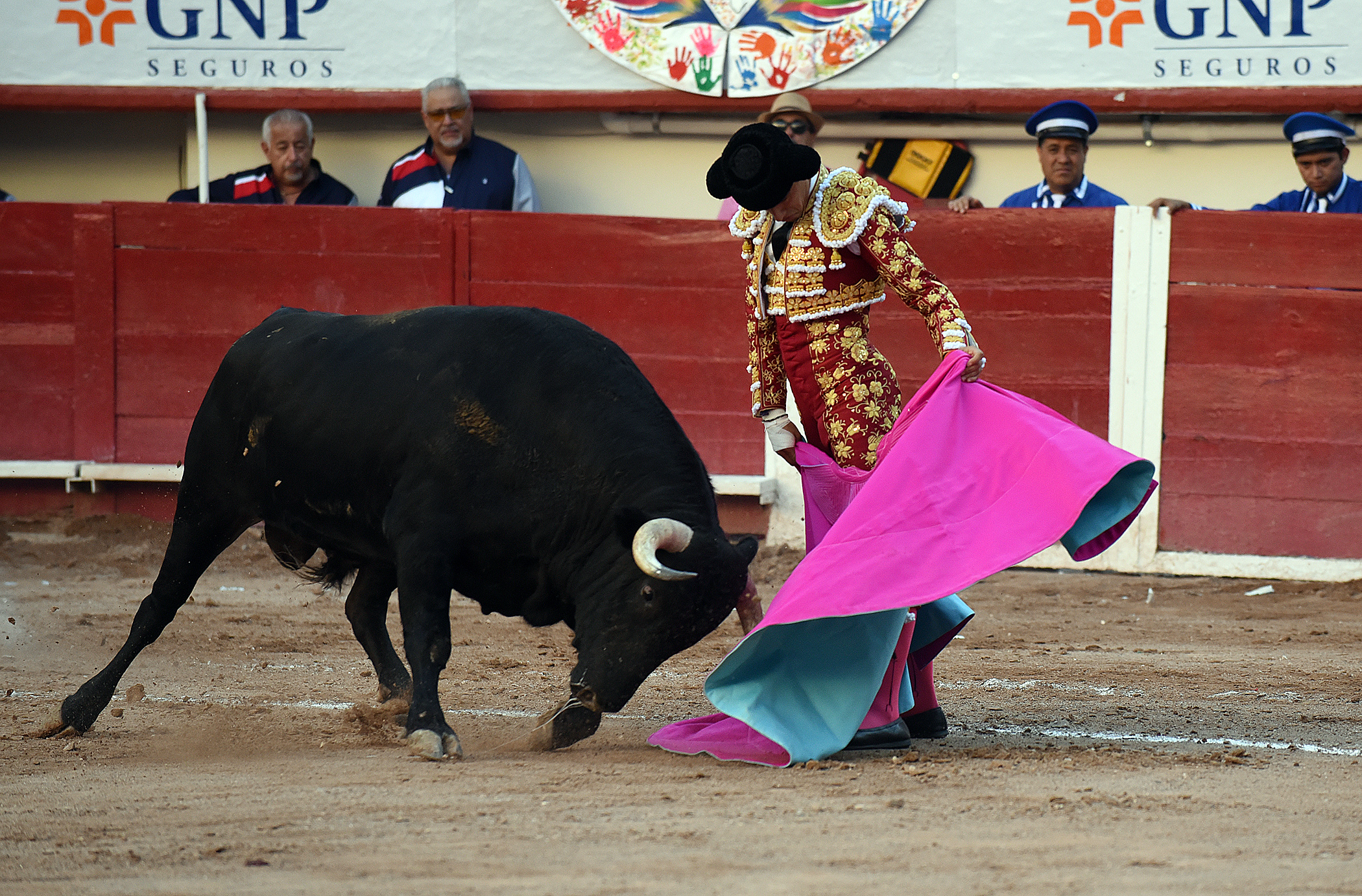 MEX6791. AGUASCALIENTES (MÉXICO), 05/05/2024.- El torero mexicano Luis David Adame, lidia al toro 'Apasionado' con 506 kg, durante una corrida de toros en la plaza Monumental este domingo, en Aguascalientes (México). EFE/Tadeo Alcina