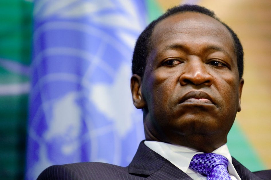 Ante clamor popular, presidente de Burkina Faso abandona el poder