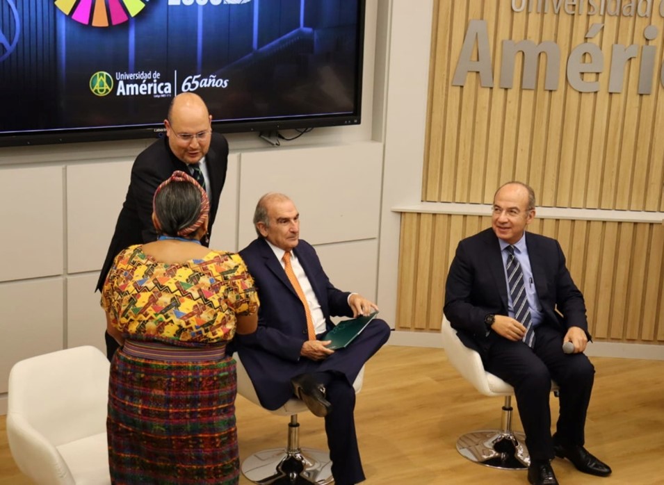 Mario Posada García-Peña, rector de la Universidad de América, saluda a Rigoberta Menchú Tum, Humberto de la Calle y Felipe Calderón Hinojosa.