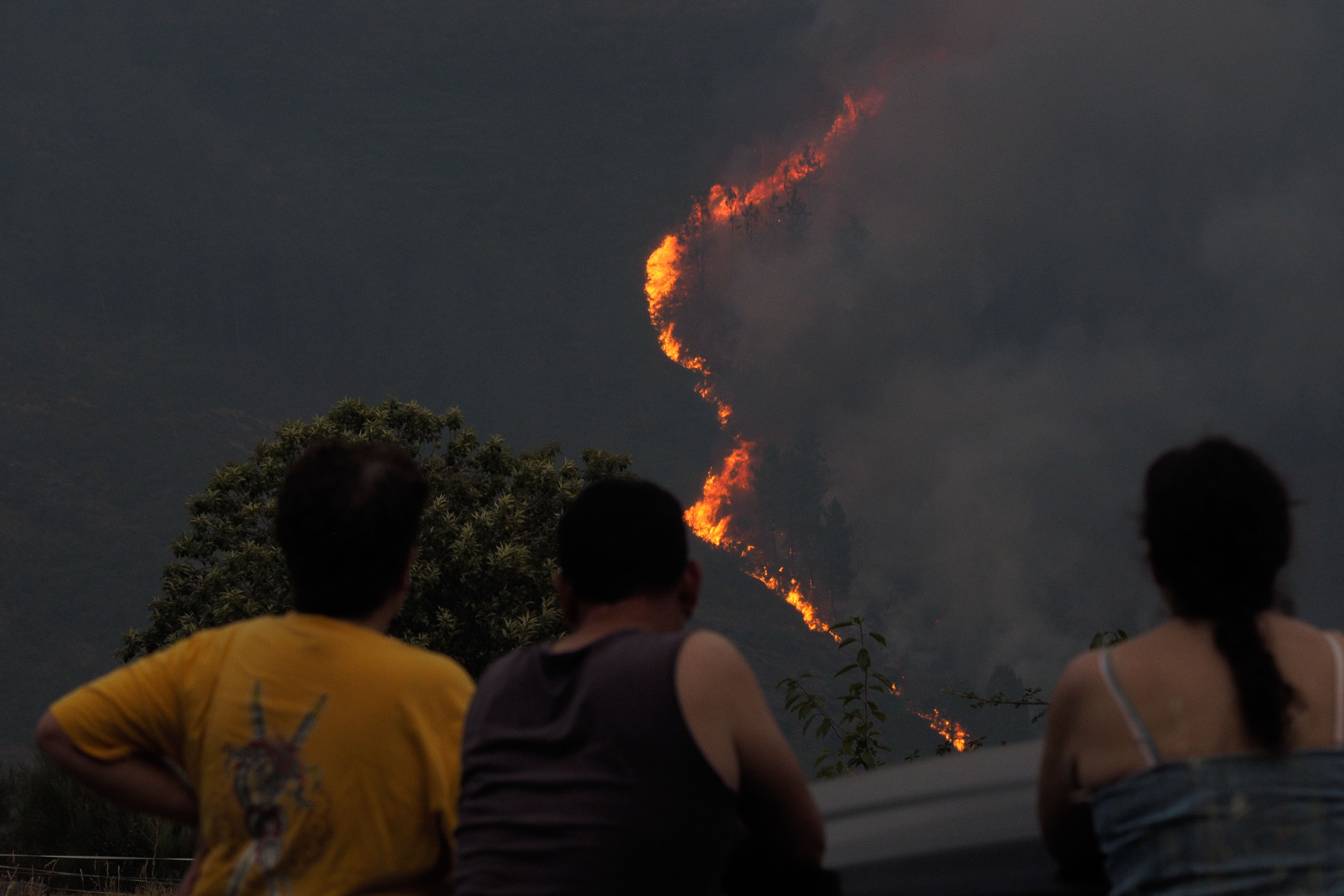 LUGO, 15/07/2022.- Imagen de las llamas que atraviesan hoy viernes los montes de Quiroga y Pobra de Brollón, en Lugo. La extinción de los incendios forestales declarados en Galicia, en esta ola de calor de julio, sigue dificultada por las condiciones climatológicas adversas, por lo que son varios los fuegos todavía activos y que afectan sobre todo a las provincias de Ourense y Lugo. EFE / Eliseo Trigo.