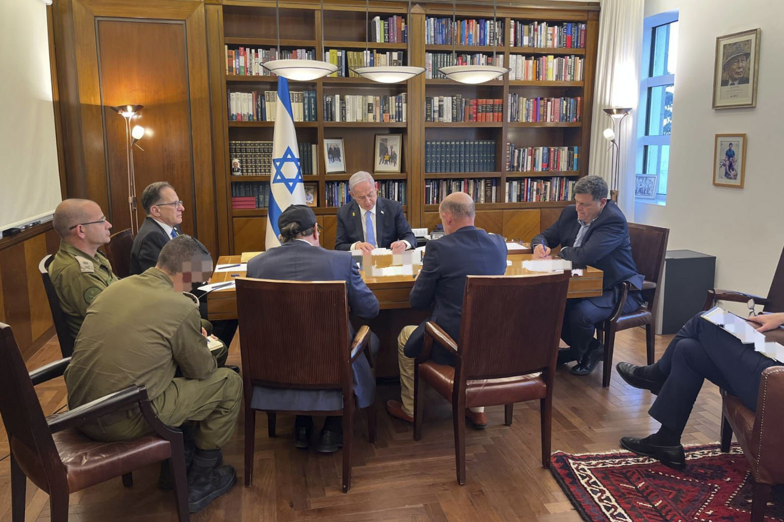 GRAF161. JERUSALÉN, 09/10/2024.- El primer ministro israelí, Benjamín Netanyahu (c), y el presidente estadounidense, Joe Biden, mantuvieron este miércoles una llamada telefónica "directa y productiva". La oficina de Netanyahu difundió esta foto en la que se puede ver al primer ministro con su equipo durante la conversación con Biden. EFE/Oficina del primer ministro de Israel -SOLO USO EDITORIAL/SOLO DISPONIBLE PARA ILUSTRAR LA NOTICIA QUE ACOMPAÑA (CRÉDITO OBLIGATORIO)-