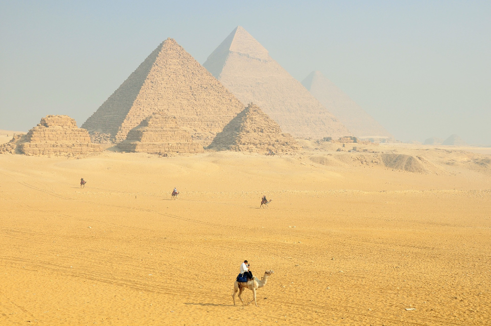 Egipto vacunará “prioritariamente” a empleados del sector del turismo