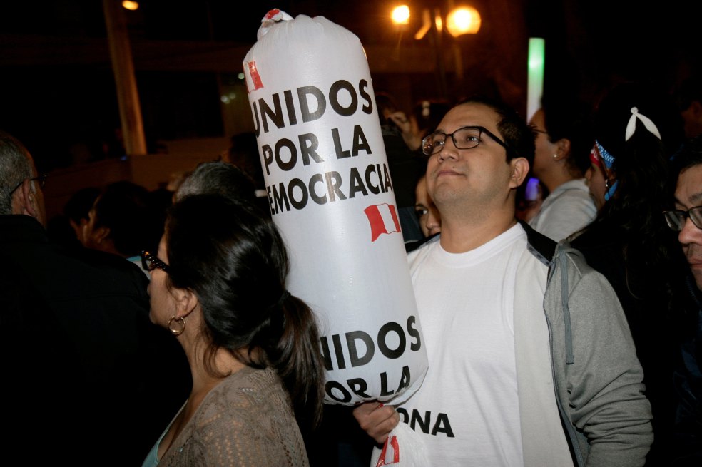 Los seguidores de Fujimori y Kuczynski esperan para conocer el resultado final de la segunda vuelta. / EFE