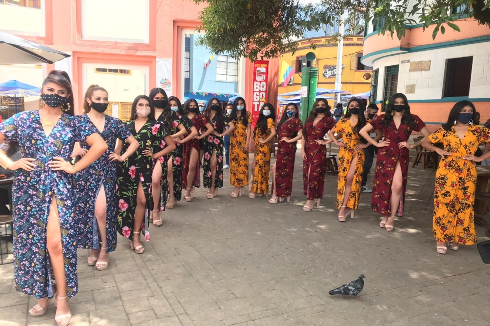 Foto de las candidatas utilizaron las prendas elaboradas por excombatientes en el proyecto productivo de las Farc, ubicado en el ETCR en Icononzo, Tolima.