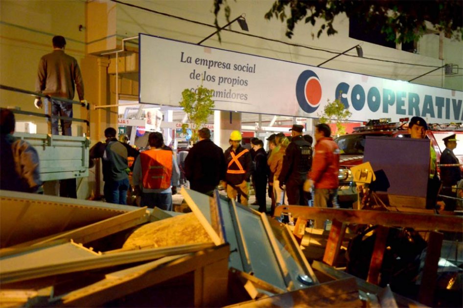 Asciende a cinco número de muertos por derrumbe en supermercado en Argentina