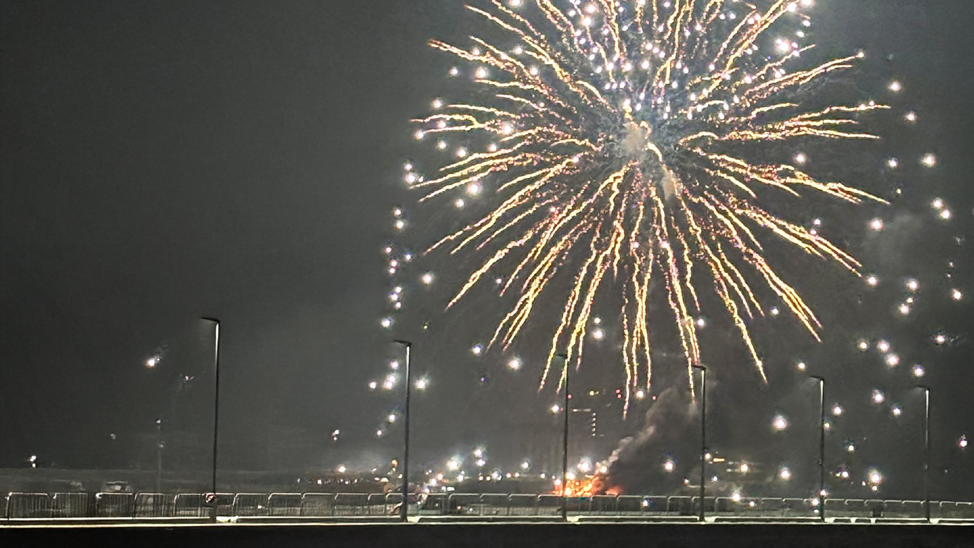 Barcazas que transportaban fuegos artificiales se incendiaron en Japón