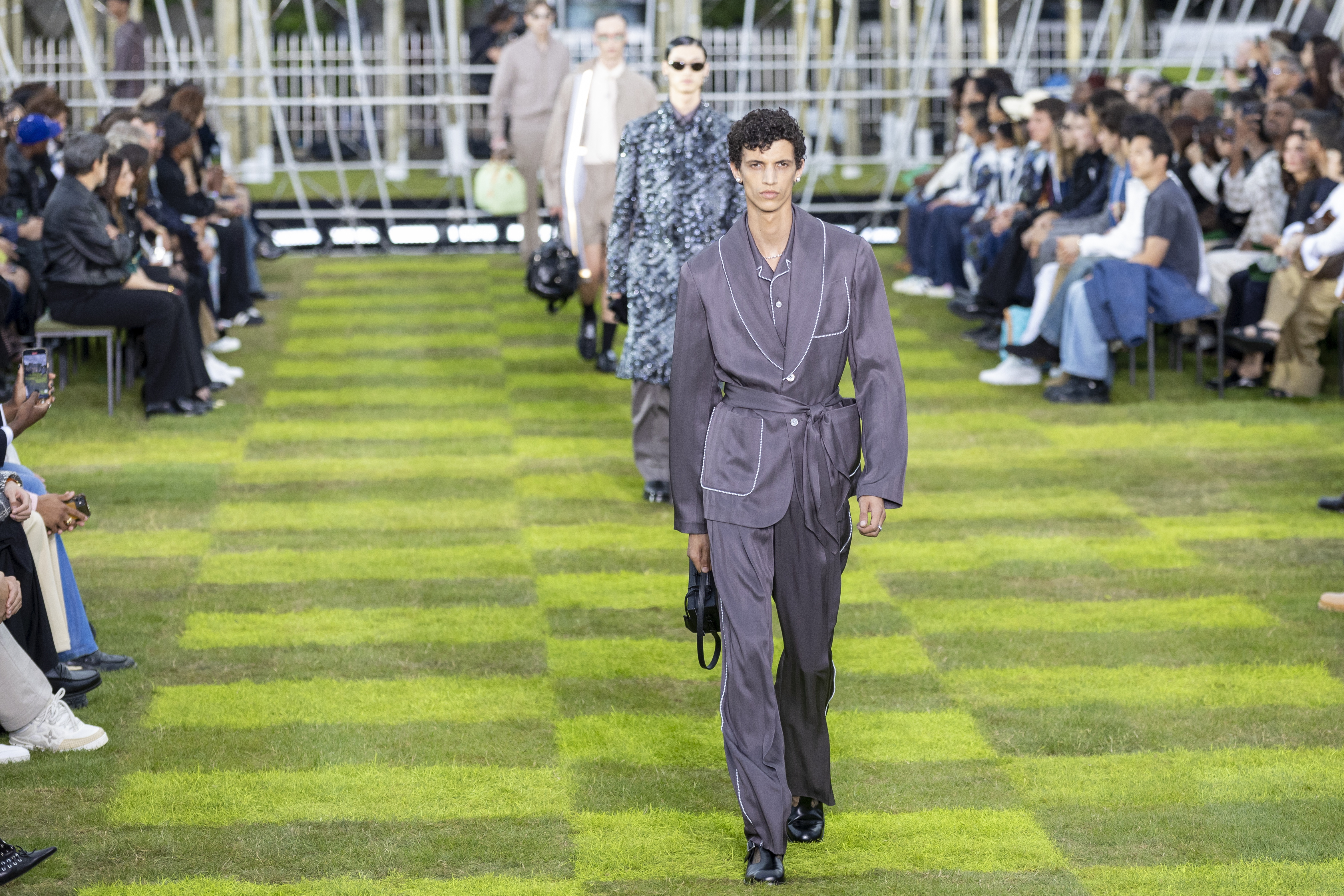 Paris (France), 18/06/2024.- Models present creations for the Spring/Summer 2025 Menswear Collection by the US designer Pharrell Williams for Louis Vuitton fashion house during the Paris Men's Fashion Week, in Paris, France, 18 June 2024. The presentation of the Men'Äôs collections runs from 18 to 23 June. (Moda, Francia) EFE/EPA/ANDRE PAIN