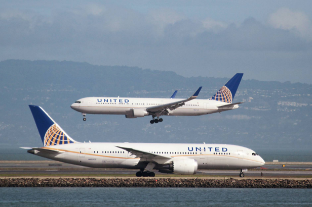 Por usar “leggins”, dos adolescentes no pudieron abordar vuelo de United Airlines