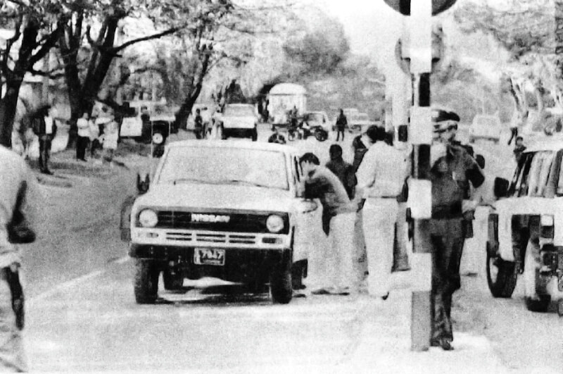 La camioneta en la que se movilizaba el coronel cuando fue atacado. / Archivo