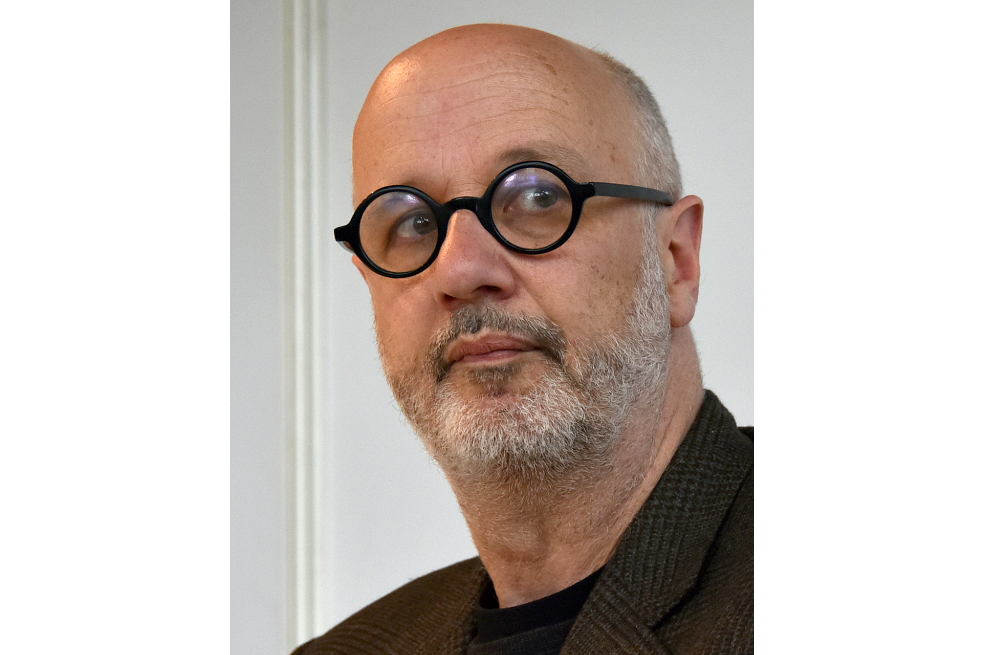 Rodrigo Fresán afirma que “quise ser escritor desde que tengo memoria, incluso desde antes de saber leer y escribir”, pues dice que creció en un hogar lleno de libros.